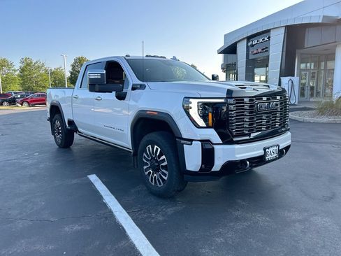 Used 2025 GMC Sierra 3500 Denali Ultimate AWD/4WD image 2