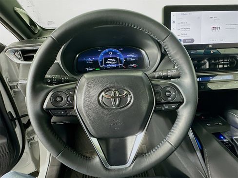 Used 2024 Toyota Venza Limited image 11