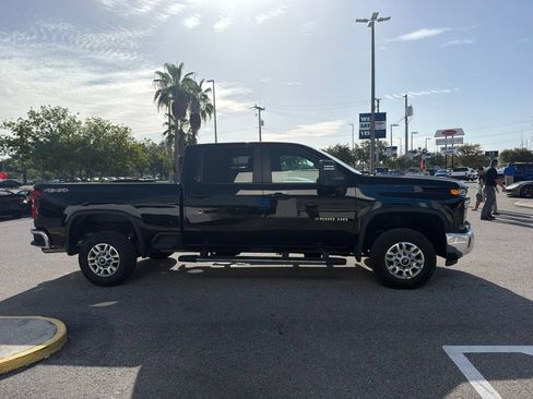 Used 2025 Chevrolet Silverado 2500 LT w/ Convenience Package AWD/4WD image 4