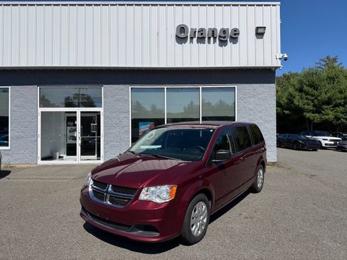Used 2018 Dodge Grand Caravan SE w/ UConnect Hands-Free Group FWD image 2