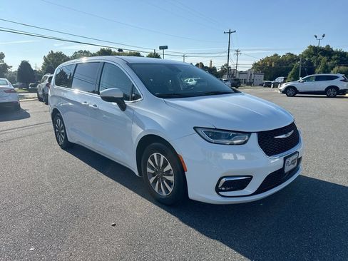 Used 2023 Chrysler Pacifica Touring-L FWD image 2