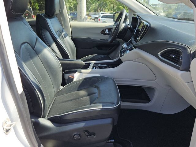 Used 2024 Chrysler Pacifica Limited FWD image 15