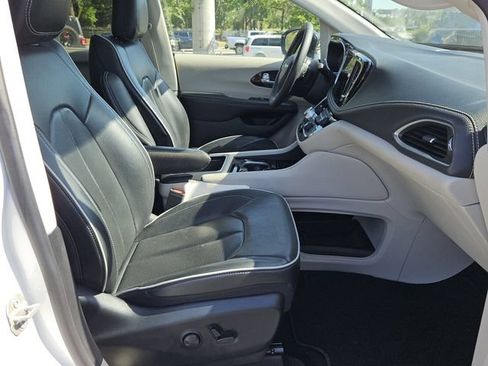 Used 2024 Chrysler Pacifica Limited FWD image 15
