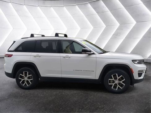 Used 2023 Jeep Grand Cherokee Limited w/ Trailer Tow Prep Group (B) AWD/4WD image 2