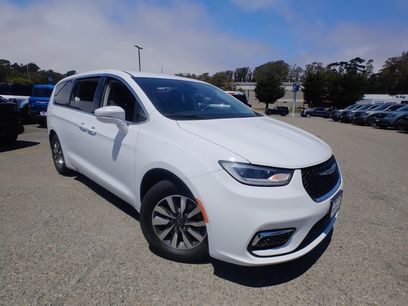 Used 2022 Chrysler Pacifica Touring-L