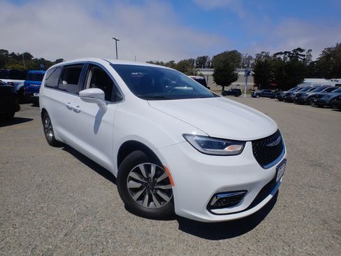 Used 2022 Chrysler Pacifica Touring-L FWD image 1