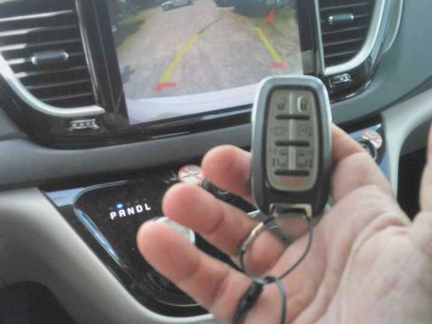 Used 2024 Chrysler Pacifica Touring-L FWD image 9