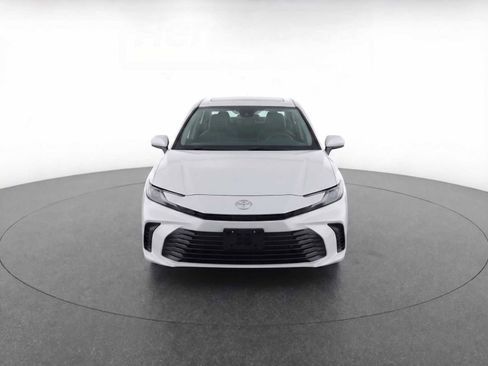 Used 2025 Toyota Camry SE FWD image 2