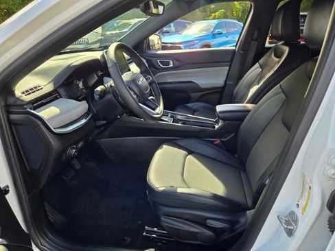 Used 2025 Jeep Compass Latitude image 21