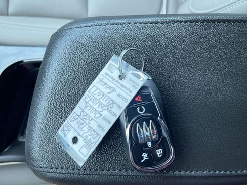 Certified 2025 Buick Envista Avenir FWD image 34