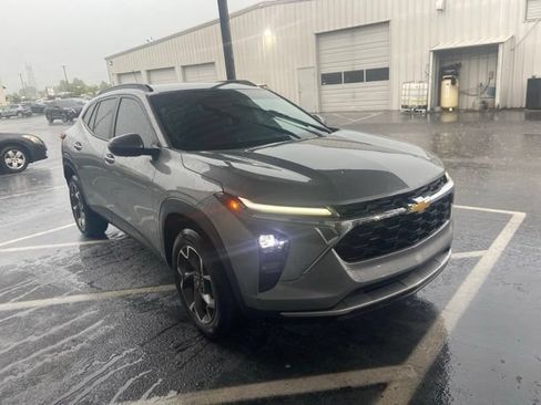 Used 2024 Chevrolet Trax LT w/ Driver Confidence Package FWD image 3
