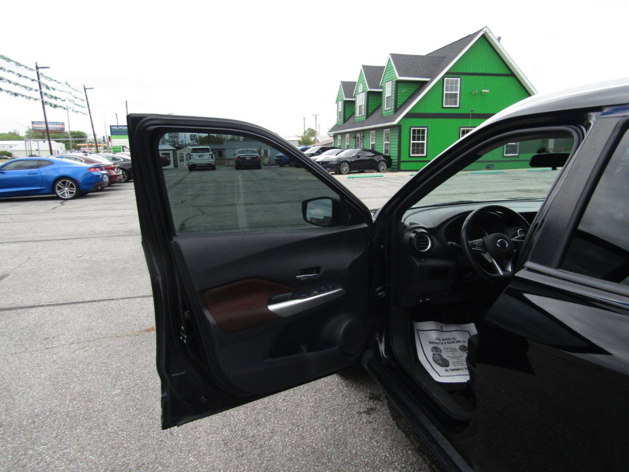 Used 2018 Nissan Kicks SR FWD image 11
