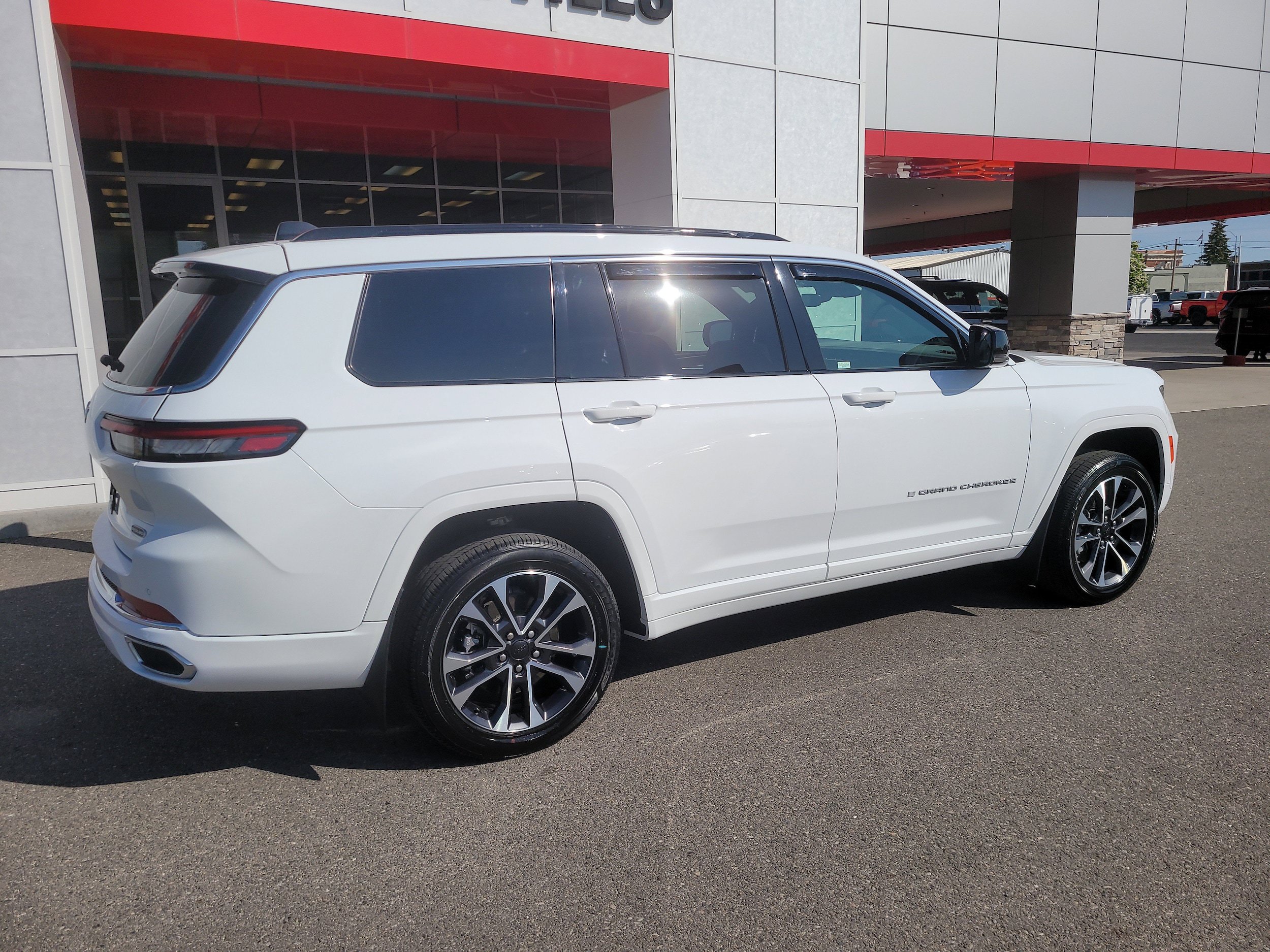 Used 2024 Jeep Grand Cherokee L Overland w/ Trailer Tow Package AWD/4WD image 5