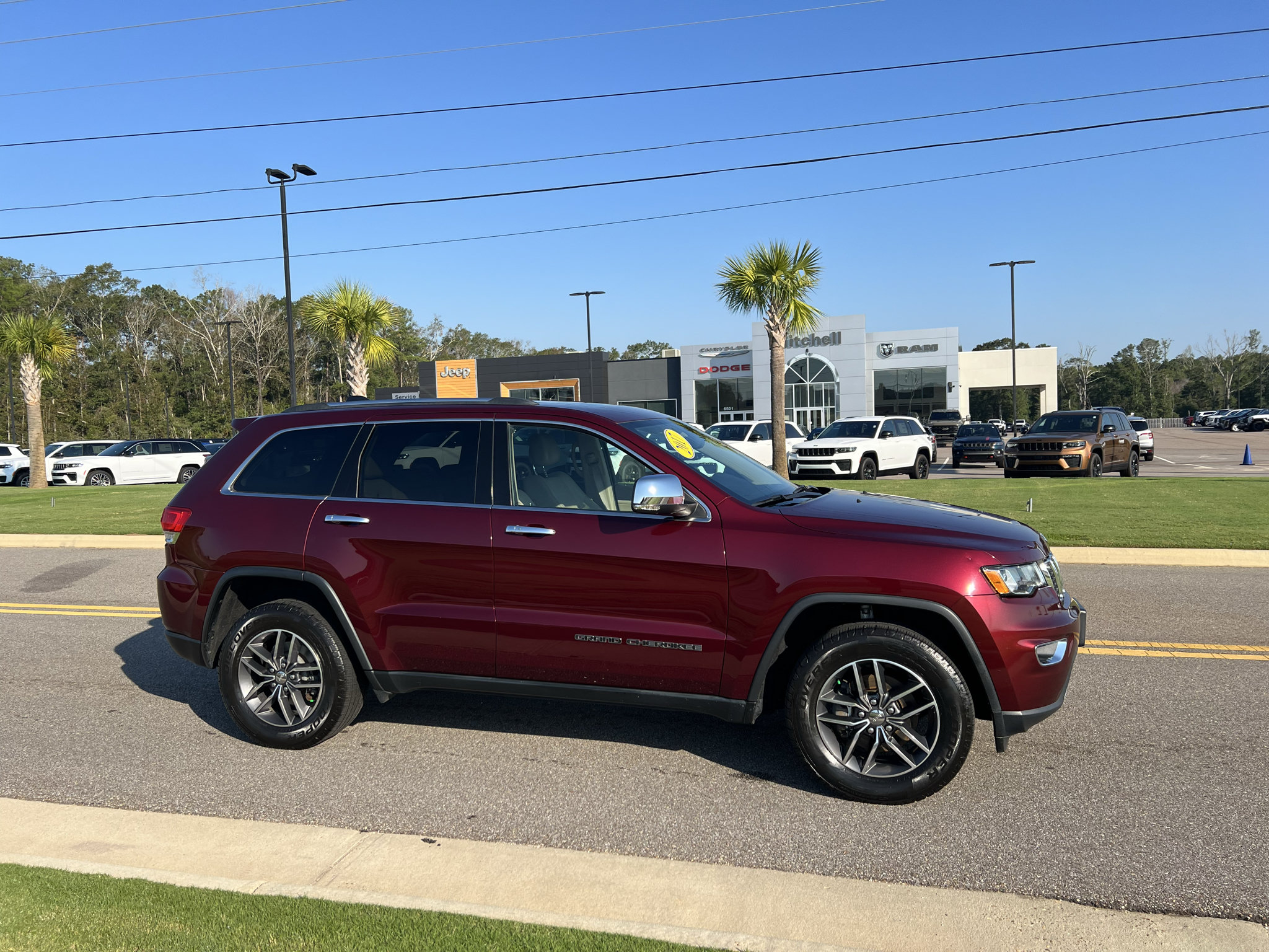 Used 2017 Jeep Grand Cherokee Limited AWD/4WD image 4