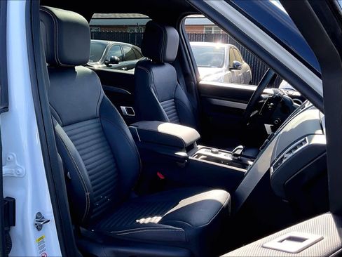 Used 2025 Land Rover Discovery Dynamic SE image 9