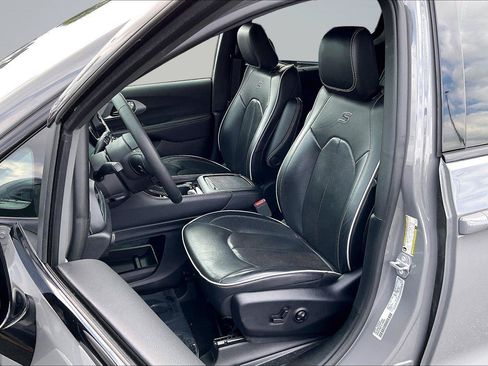Used 2025 Chrysler Pacifica Limited FWD image 25