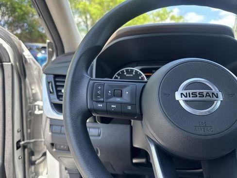 Used 2021 Nissan Rogue SV image 16