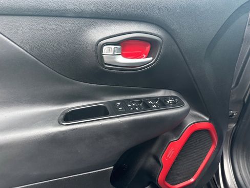 Used 2016 Jeep Renegade Trailhawk AWD/4WD image 18