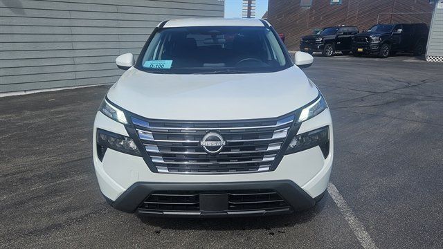 Used 2025 Nissan Rogue SV AWD/4WD image 2