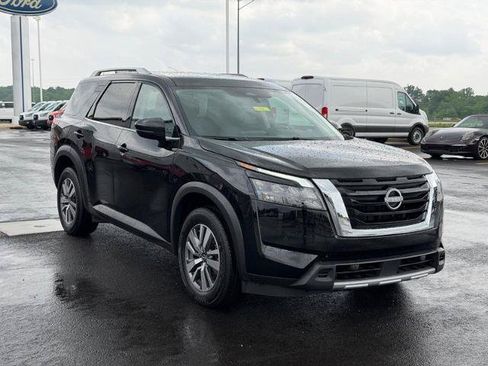 Used 2025 Nissan Pathfinder SL AWD/4WD image 3