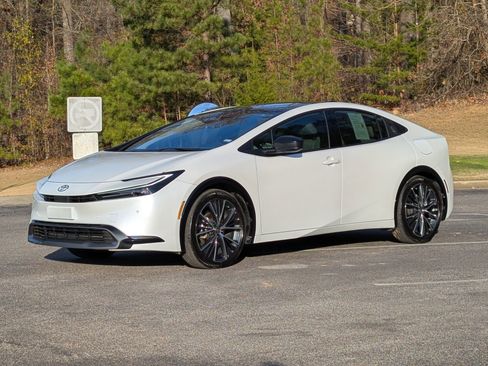 Used 2024 Toyota Prius XLE image 5