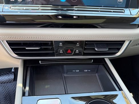 Used 2024 Volkswagen Atlas SE w/ Panoramic Sunroof Package FWD image 19