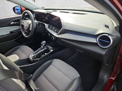 Used 2025 Chevrolet Trax LT FWD image 21