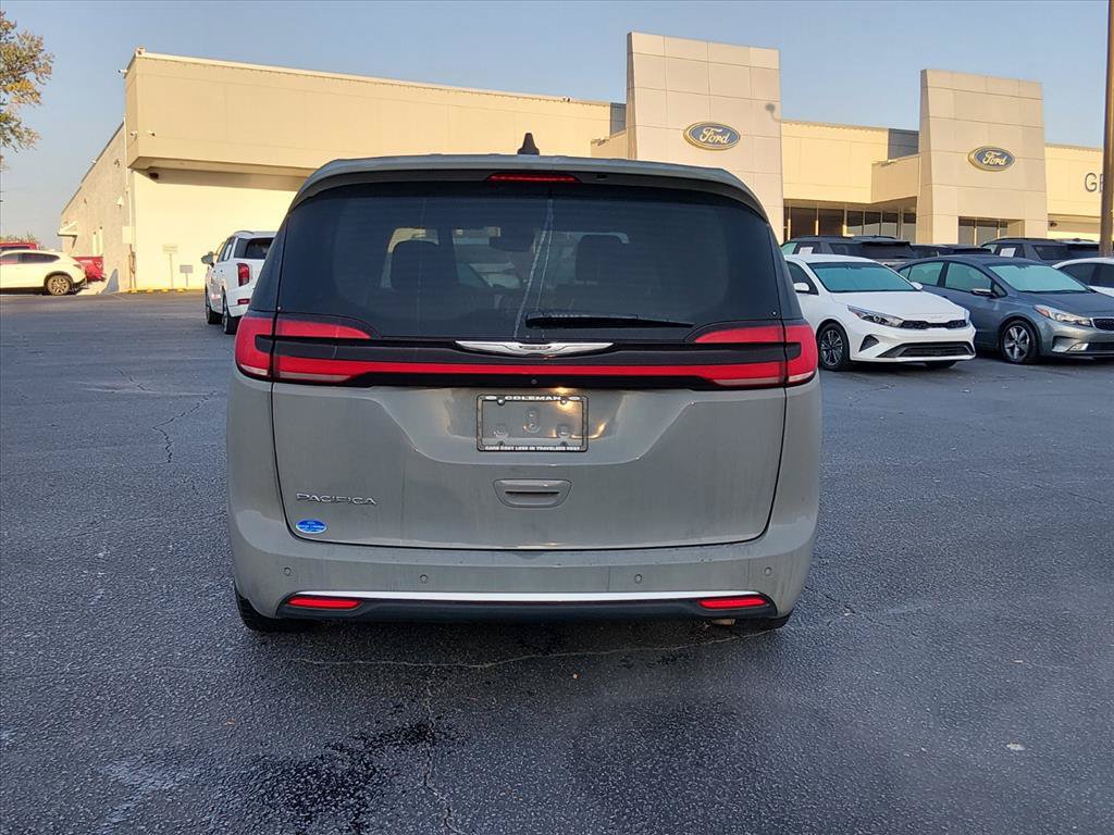 Used 2023 Chrysler Pacifica Touring-L FWD image 5