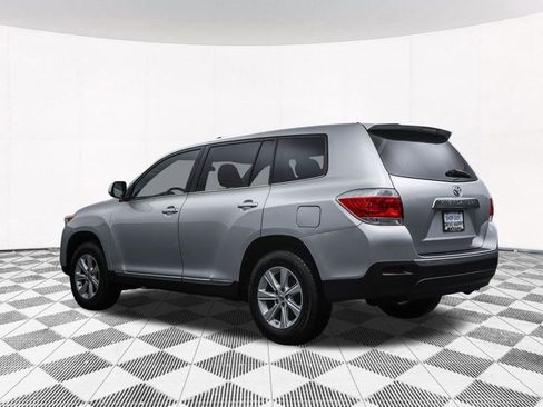 Used 2013 Toyota Highlander Plus w/ Cold Weather Pkg image 31