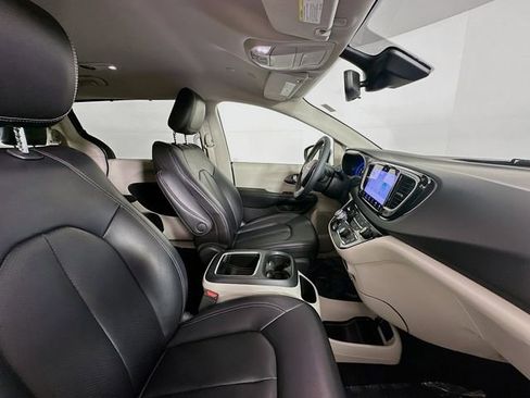 Used 2023 Chrysler Pacifica Touring-L FWD image 27