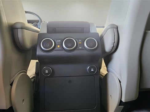 Used 2020 Land Rover Discovery Landmark image 22