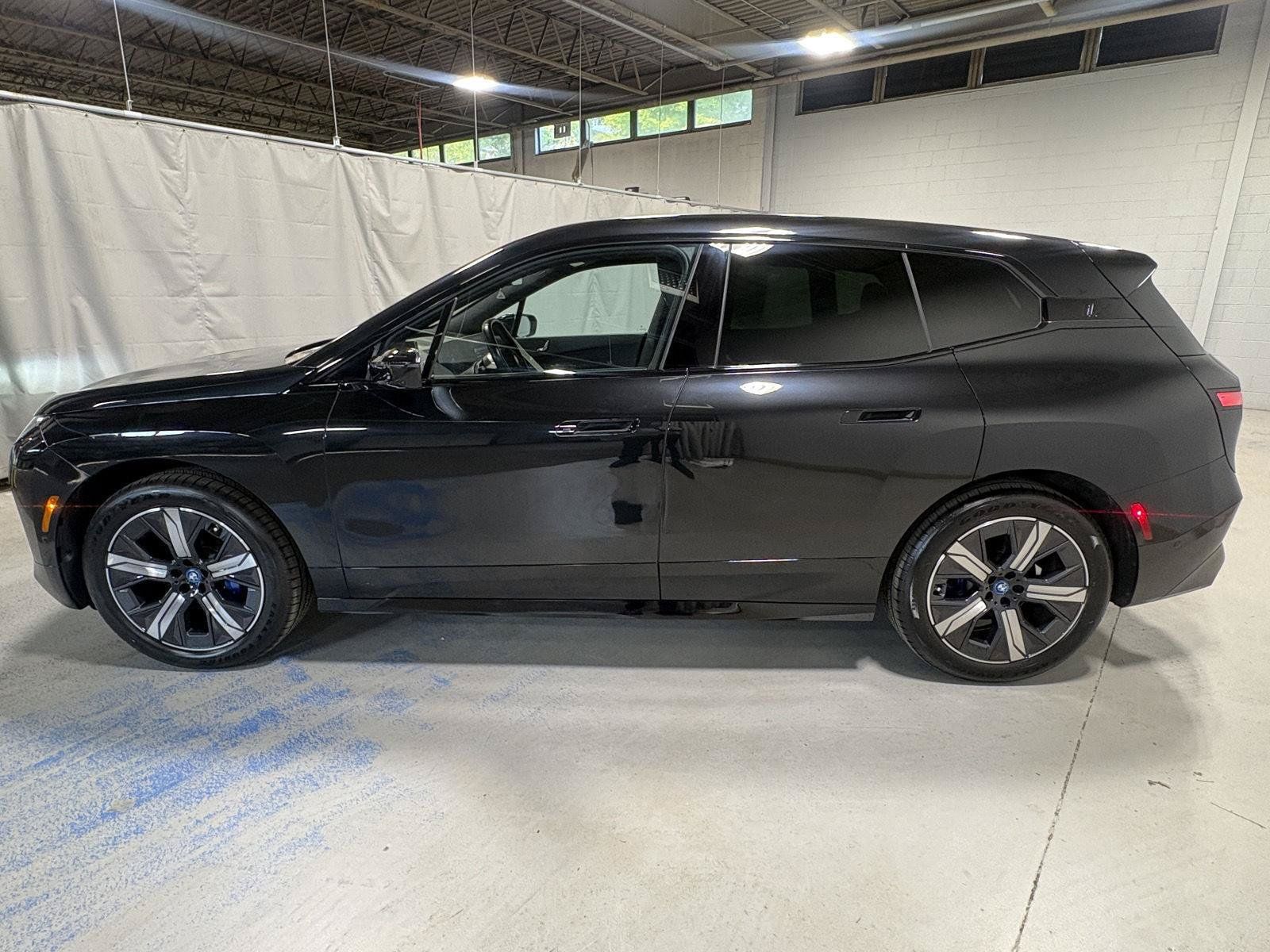 Used 2023 BMW iX xDrive50 w/ Sport Package AWD/4WD image 18