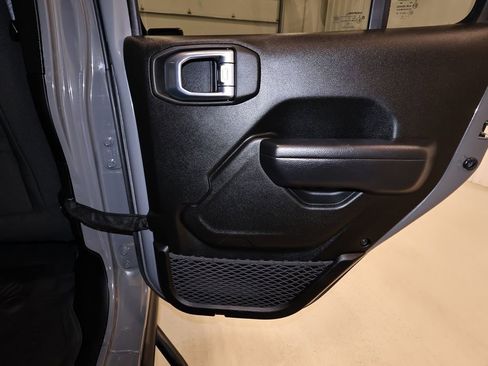 Used 2023 Jeep Gladiator Willys image 15