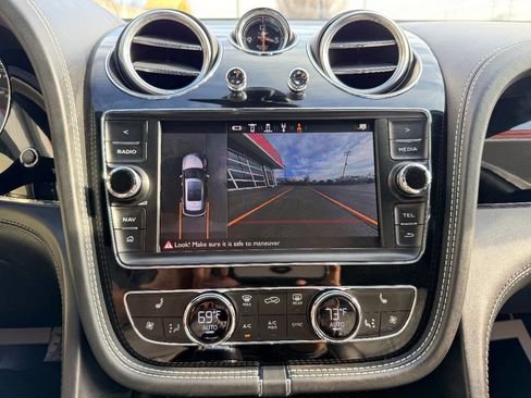 Used 2019 Bentley Bentayga image 22