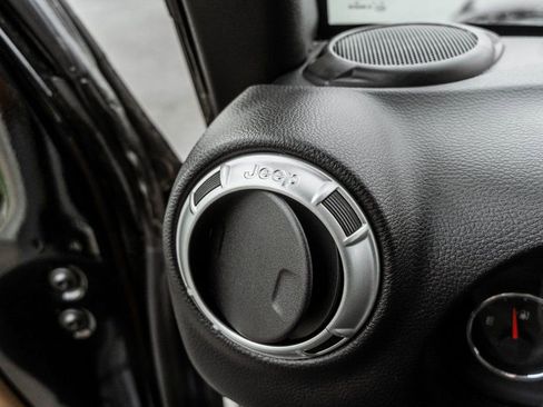 Used 2018 Jeep Wrangler Unlimited Sahara image 14