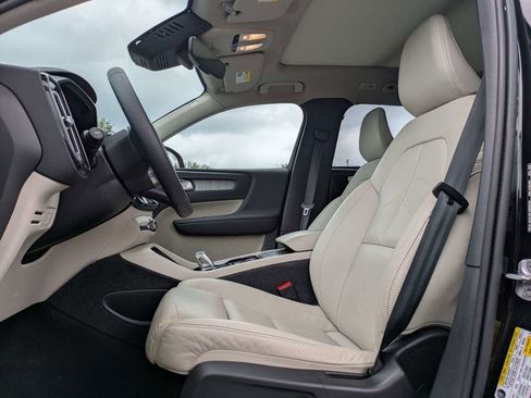 Certified 2023 Volvo XC40 B5 Plus w/ Protection Package Premier AWD/4WD image 2