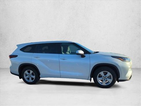 Certified 2025 Toyota Highlander LE FWD image 4