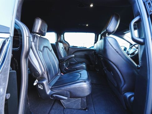 Used 2025 Chrysler Pacifica Select image 31