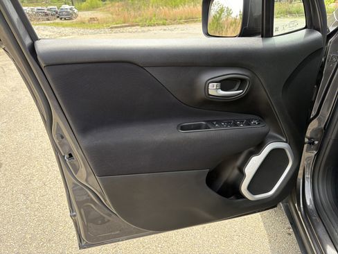 Used 2021 Jeep Renegade Latitude FWD image 10