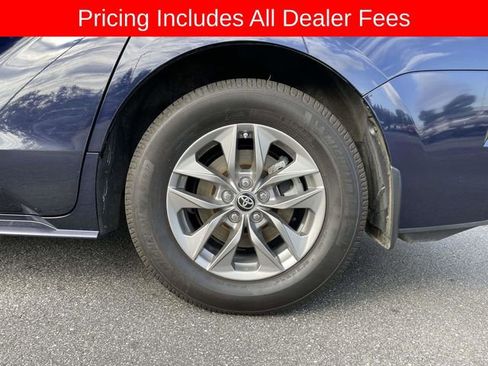 Used 2024 Toyota Sienna XLE AWD/4WD image 9