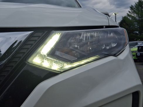 Used 2018 Nissan Rogue SV AWD/4WD image 9
