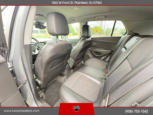 Used 2019 Chevrolet Trax LT w/ LT Convenience Package FWD image 28
