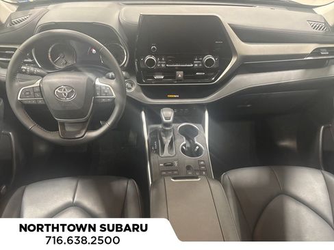 Used 2023 Toyota Highlander L image 3