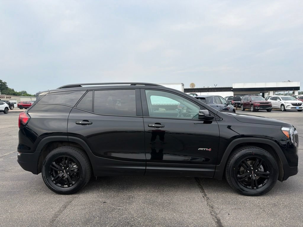 Used 2024 GMC Terrain AT4 AWD/4WD image 2