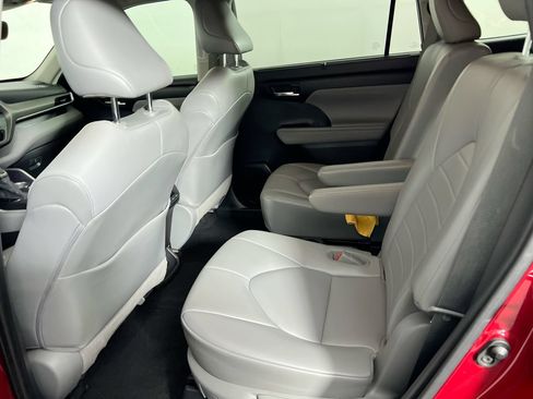 Used 2021 Toyota Highlander XLE FWD image 21