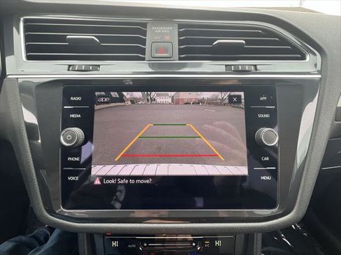 Used 2022 Volkswagen Tiguan SE w/ Panoramic Sunroof Package image 17
