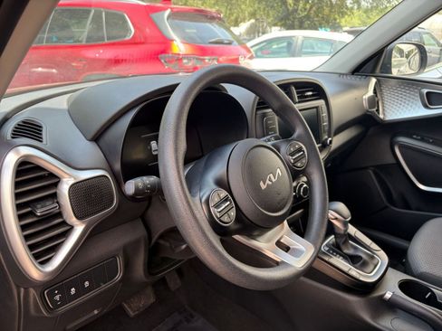 Used 2025 Kia Soul LX w/ LX Technology Package FWD image 32
