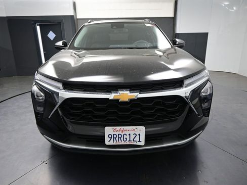 Used 2025 Chevrolet Trax LT FWD image 2