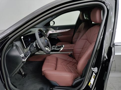 Used 2025 BMW i7 xDrive60 w/ Premium Package image 12