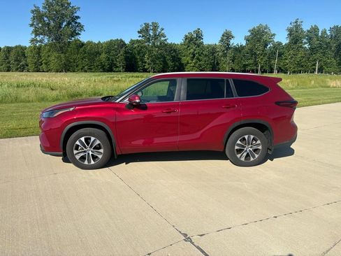 Used 2024 Toyota Highlander XLE AWD/4WD image 3